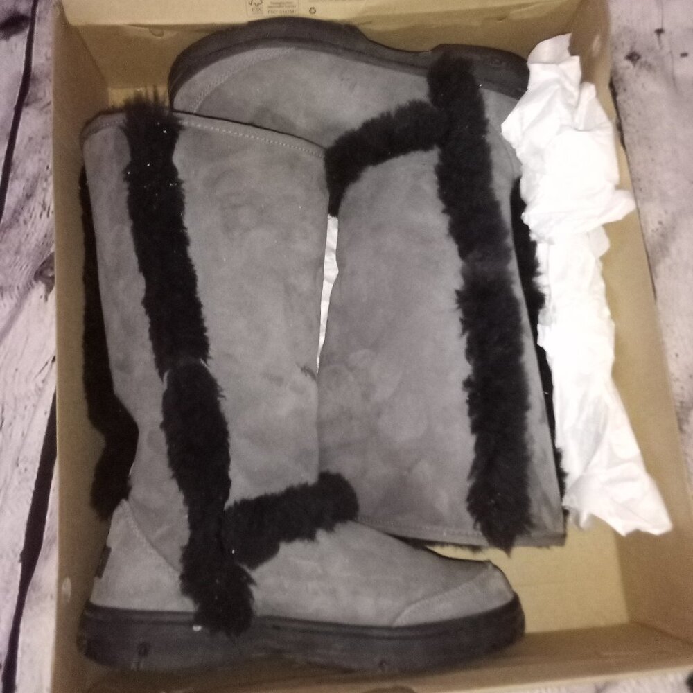 Gray tall Sunburst UGG with black fur trim